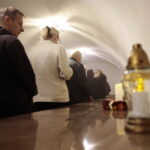 02.11.2022. Kielce. Modlitwa w podziemnej krypcie bazyliki katedralnej. / Fot. Wiktor Taszłow - Radio Kielce