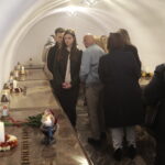 02.11.2022. Kielce. Modlitwa w podziemnej krypcie bazyliki katedralnej. / Fot. Wiktor Taszłow - Radio Kielce