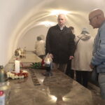 02.11.2022. Kielce. Modlitwa w podziemnej krypcie bazyliki katedralnej. / Fot. Wiktor Taszłow - Radio Kielce