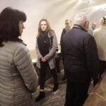 02.11.2022. Kielce. Modlitwa w podziemnej krypcie bazyliki katedralnej. / Fot. Wiktor Taszłow - Radio Kielce