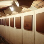 02.11.2022. Kielce. Modlitwa w podziemnej krypcie bazyliki katedralnej. / Fot. Wiktor Taszłow - Radio Kielce