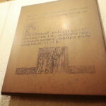 02.11.2022. Kielce. Modlitwa w podziemnej krypcie bazyliki katedralnej. / Fot. Wiktor Taszłow - Radio Kielce