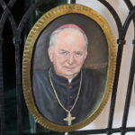 02.11.2022. Kielce. Modlitwa w podziemnej krypcie bazyliki katedralnej. / Fot. Wiktor Taszłow - Radio Kielce