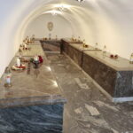 02.11.2022. Kielce. Modlitwa w podziemnej krypcie bazyliki katedralnej. / Fot. Wiktor Taszłow - Radio Kielce