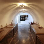 02.11.2022. Kielce. Modlitwa w podziemnej krypcie bazyliki katedralnej. / Fot. Wiktor Taszłow - Radio Kielce