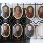 02.11.2022. Kielce. Modlitwa w podziemnej krypcie bazyliki katedralnej. / Fot. Wiktor Taszłow - Radio Kielce