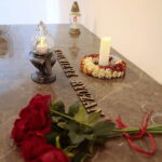 02.11.2022. Kielce. Modlitwa w podziemnej krypcie bazyliki katedralnej. / Fot. Wiktor Taszłow - Radio Kielce