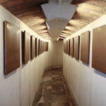 02.11.2022. Kielce. Modlitwa w podziemnej krypcie bazyliki katedralnej. / Fot. Wiktor Taszłow - Radio Kielce