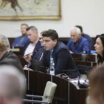 03.11.2022. Kielce. Sesja Rady Miasta Kielce. Na zdjęciu (przy mikrofonie): Marcin Stępniewski - radny / Fot. Wiktor Taszłow - Radio Kielce