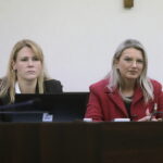 03.11.2022. Kielce. Sesja Rady Miasta Kielce. Na zdjęciu (od lewej): Katarzyna Czech-Kruczek i Joanna Winiarska - radne / Fot. Wiktor Taszłow - Radio Kielce