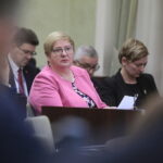 03.11.2022. Kielce. Sesja Rady Miasta Kielce. Na zdjęciu (od lewej): Bożena Szczypiór - zastępca prezydenta Kielc, Agata Wojda - zastępca prezydenta Kielc / Fot. Wiktor Taszłow - Radio Kielce