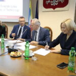 03.11.2022. Kielce. Podpisanie umowy na projekt korepetycji i dodatkowych zajęć dla uczniów szkół średnich. Na zdjęciu (od lewej): prof. Dorota Kozieł - prorektor UJK do spraw, Bogdan Wenta - prezydent Kielc, prof. Zbigniew Koruba - rektor Politechniki Świętokrzyskiej, Renata Janik - wicemarszałek województwa świętokrzyskiego / Fot. Wiktor Taszłow - Radio Kielce