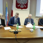 03.11.2022. Kielce. Podpisanie umowy na projekt korepetycji i dodatkowych zajęć dla uczniów szkół średnich. Na zdjęciu (od lewej): prof. Dorota Kozieł - prorektor UJK do spraw, Bogdan Wenta - prezydent Kielc, prof. Zbigniew Koruba - rektor Politechniki Świętokrzyskiej, Renata Janik - wicemarszałek województwa świętokrzyskiego / Fot. Wiktor Taszłow - Radio Kielce