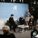 04.11.2022. Kielce, Poczytalnia na dVoRcu. Wieczór wspomnień o Stanisławie Nyczaju. Na zdjęciu (przy stoliku, od lewej): Szczęsny Wroński, Barbara Wrońska oraz Irena Nyczaj – żona Stanisława Nyczaja. / Fot. Wiktor Taszłow - Radio Kielce