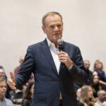 05.11.2022. Sandomierz. Szkoła Podstawowa nr 4. Spotkanie Donalda Tuska z mieszkańcami / Fot. Wiktor Taszłow - Radio Kielce