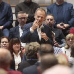 05.11.2022. Sandomierz. Szkoła Podstawowa nr 4. Spotkanie Donalda Tuska z mieszkańcami / Fot. Wiktor Taszłow - Radio Kielce