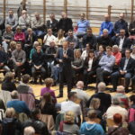 05.11.2022. Sandomierz. Szkoła Podstawowa nr 4. Spotkanie Donalda Tuska z mieszkańcami / Fot. Wiktor Taszłow - Radio Kielce