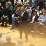 05.11.2022. Sandomierz. Szkoła Podstawowa nr 4. Spotkanie Donalda Tuska z mieszkańcami / Fot. Wiktor Taszłow - Radio Kielce