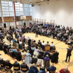 05.11.2022. Sandomierz. Szkoła Podstawowa nr 4. Spotkanie Donalda Tuska z mieszkańcami / Fot. Wiktor Taszłow - Radio Kielce