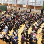 05.11.2022. Sandomierz. Szkoła Podstawowa nr 4. Spotkanie Donalda Tuska z mieszkańcami / Fot. Wiktor Taszłow - Radio Kielce