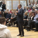 05.11.2022. Sandomierz. Szkoła Podstawowa nr 4. Spotkanie Donalda Tuska z mieszkańcami / Fot. Wiktor Taszłow - Radio Kielce