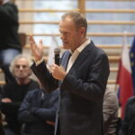 05.11.2022. Sandomierz. Szkoła Podstawowa nr 4. Spotkanie Donalda Tuska z mieszkańcami / Fot. Wiktor Taszłow - Radio Kielce
