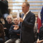 05.11.2022. Sandomierz. Szkoła Podstawowa nr 4. Spotkanie Donalda Tuska z mieszkańcami / Fot. Wiktor Taszłow - Radio Kielce