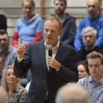 05.11.2022. Sandomierz. Szkoła Podstawowa nr 4. Spotkanie Donalda Tuska z mieszkańcami / Fot. Wiktor Taszłow - Radio Kielce