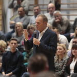 05.11.2022. Sandomierz. Szkoła Podstawowa nr 4. Spotkanie Donalda Tuska z mieszkańcami / Fot. Wiktor Taszłow - Radio Kielce