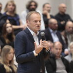 05.11.2022. Sandomierz. Szkoła Podstawowa nr 4. Spotkanie Donalda Tuska z mieszkańcami / Fot. Wiktor Taszłow - Radio Kielce