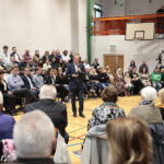 05.11.2022. Sandomierz. Szkoła Podstawowa nr 4. Spotkanie Donalda Tuska z mieszkańcami / Fot. Wiktor Taszłow - Radio Kielce