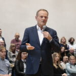 05.11.2022. Sandomierz. Szkoła Podstawowa nr 4. Spotkanie Donalda Tuska z mieszkańcami / Fot. Wiktor Taszłow - Radio Kielce