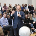 05.11.2022. Sandomierz. Szkoła Podstawowa nr 4. Spotkanie Donalda Tuska z mieszkańcami / Fot. Wiktor Taszłow - Radio Kielce