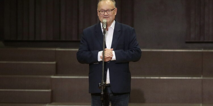 05.11.2022. Kielce. Zespół Państwowych Szkół Muzycznych im. Ludomira Różyckiego. Finał X Ogólnopolskiego Konkursu Wokalnego im. Krystyny Jamroz. Na zdjęci: Artur Jaroń - dyrektor Zespołu Państwowych Szkół Muzycznych im. Ludomira Różyckiego w Kielcach / Fot. Wiktor Taszłow - Radio Kielce