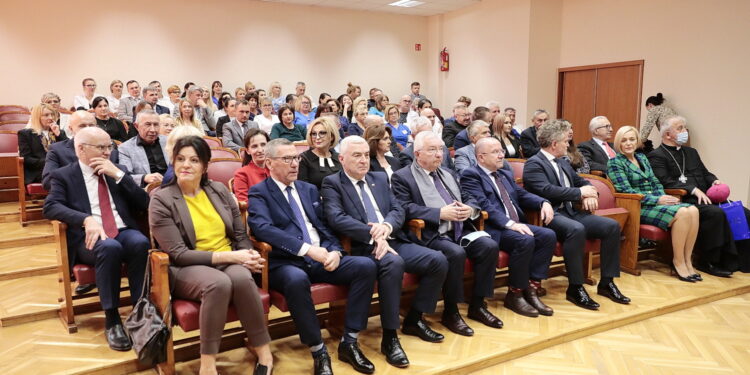 08.11.2022. Czerwona Góra. Otwarcie dwóch oddziałów w Szpitalu / Fot. Wiktor Taszłow – Radio Kielce