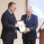 08.11.2022. Czerwona Góra. Otwarcie dwóch oddziałów w Szpitalu. Na zdjęciu (od lewej): Youssef Sleiman - dyrektor szpitala w Czerwonej Górze, Andrzej Bętkowski - marszałek województwa świętokrzyskiego / Fot. Wiktor Taszłow – Radio Kielce