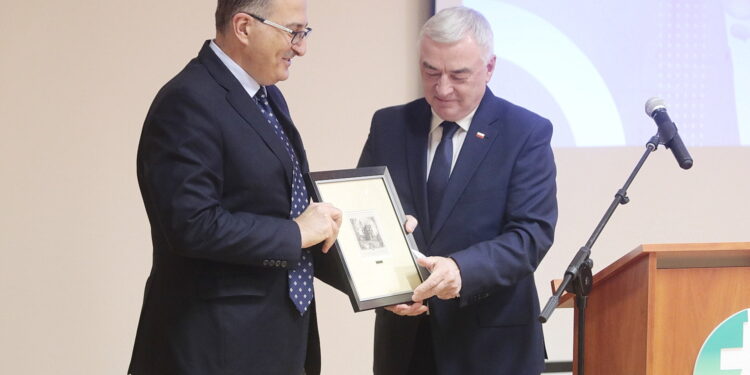 08.11.2022. Czerwona Góra. Otwarcie dwóch oddziałów w Szpitalu. Na zdjęciu (od lewej): Youssef Sleiman - dyrektor szpitala w Czerwonej Górze, Andrzej Bętkowski - marszałek województwa świętokrzyskiego / Fot. Wiktor Taszłow – Radio Kielce