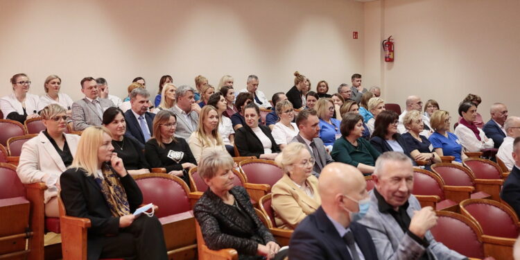 08.11.2022. Czerwona Góra. Otwarcie dwóch oddziałów w Szpitalu. Na zdjęciu (w środku): biskup Jan Piotrowski / Fot. Wiktor Taszłow – Radio Kielce