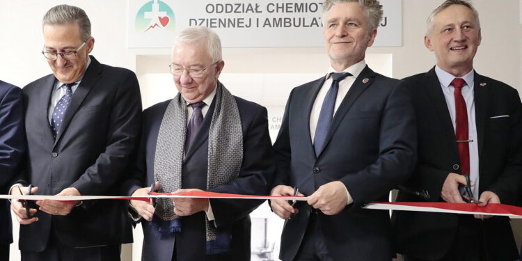 08.11.2022. Czerwona Góra. Otwarcie dwóch oddziałów w Szpitalu. Na zdjęciu (od lewej): Youssef Sleiman - dyrektor szpitala w Czerwonej Górze, Krzysztof Lipiec - poseł, Krzysztof Słoń - senator, Zbigniew Koniusz - wojewoda świętokrzyski / Fot. Wiktor Taszłow – Radio Kielce