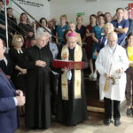 08.11.2022. Czerwona Góra. Otwarcie dwóch oddziałów w Szpitalu. Na zdjęciu (w środku): biskup Jan Piotrowski / Fot. Wiktor Taszłow – Radio Kielce