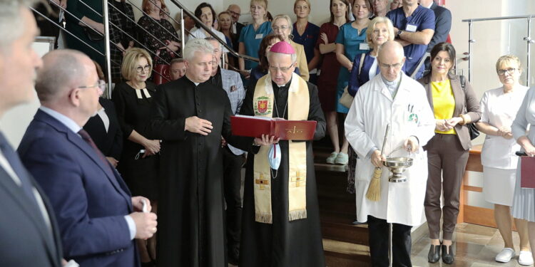 08.11.2022. Czerwona Góra. Otwarcie dwóch oddziałów w Szpitalu. Na zdjęciu (w środku): biskup Jan Piotrowski / Fot. Wiktor Taszłow – Radio Kielce