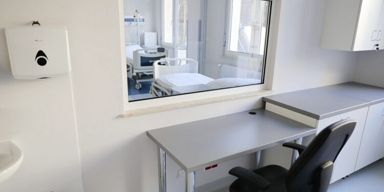 08.11.2022. Czerwona Góra. Otwarcie dwóch oddziałów w Szpitalu / Fot. Wiktor Taszłow – Radio Kielce