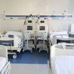 Z sufitu sali w szpitalu spadł tynk