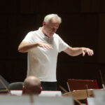 09.11.2022. Kielce. Filharmonia Świętokrzyska. Próba przed koncertem Krzesimira Dębskiego. Na zdjęciu: Krzesimir Dębski - kompozytor, aranżer, autor muzyki/ Fot. Wiktor Taszłow - Radio Kielce