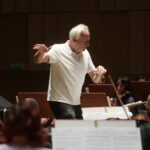 09.11.2022. Kielce. Filharmonia Świętokrzyska. Próba przed koncertem Krzesimira Dębskiego. Na zdjęciu: Krzesimir Dębski - kompozytor, aranżer, autor muzyki/ Fot. Wiktor Taszłow - Radio Kielce