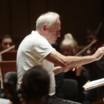 09.11.2022. Kielce. Filharmonia Świętokrzyska. Próba przed koncertem Krzesimira Dębskiego. Na zdjęciu: Krzesimir Dębski - kompozytor, aranżer, autor muzyki/ Fot. Wiktor Taszłow - Radio Kielce