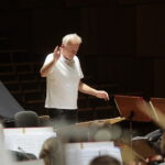 09.11.2022. Kielce. Filharmonia Świętokrzyska. Próba przed koncertem Krzesimira Dębskiego. Na zdjęciu: Krzesimir Dębski - kompozytor, aranżer, autor muzyki/ Fot. Wiktor Taszłow - Radio Kielce