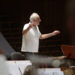 09.11.2022. Kielce. Filharmonia Świętokrzyska. Próba przed koncertem Krzesimira Dębskiego. Na zdjęciu: Krzesimir Dębski - kompozytor, aranżer, autor muzyki/ Fot. Wiktor Taszłow - Radio Kielce