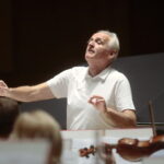 09.11.2022. Kielce. Filharmonia Świętokrzyska. Próba przed koncertem Krzesimira Dębskiego. Na zdjęciu: Krzesimir Dębski - kompozytor, aranżer, autor muzyki/ Fot. Wiktor Taszłow - Radio Kielce