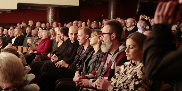 09.11.2022. Kielce. WDK. Premiera filmu „Żeby zdążyć opowiedzieć” / Fot. Wiktor Taszłow - Radio Kielce